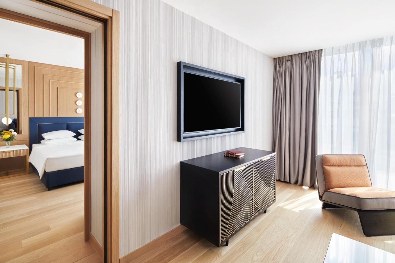 Hotel Grand Hyatt Atene Esterno foto A room at the hotel