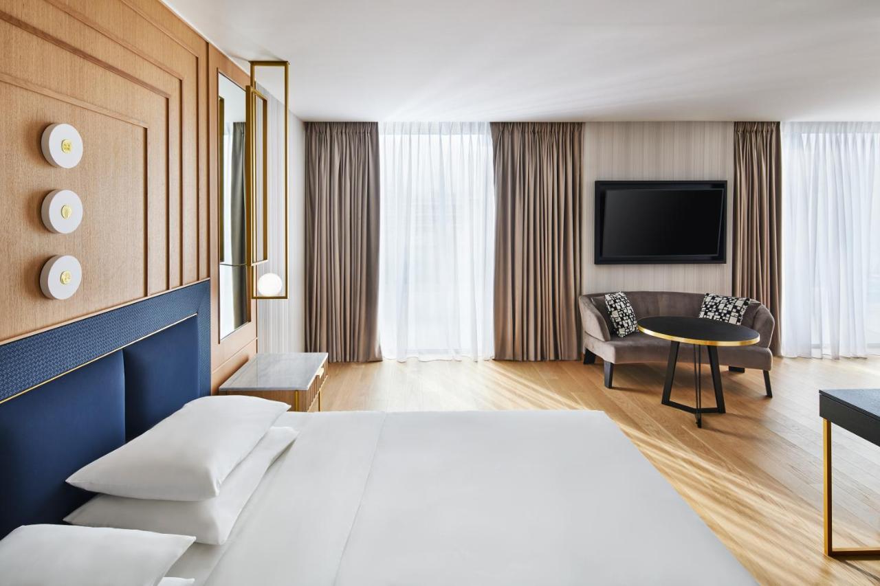 Hotel Grand Hyatt Atene Esterno foto A room at the hotel