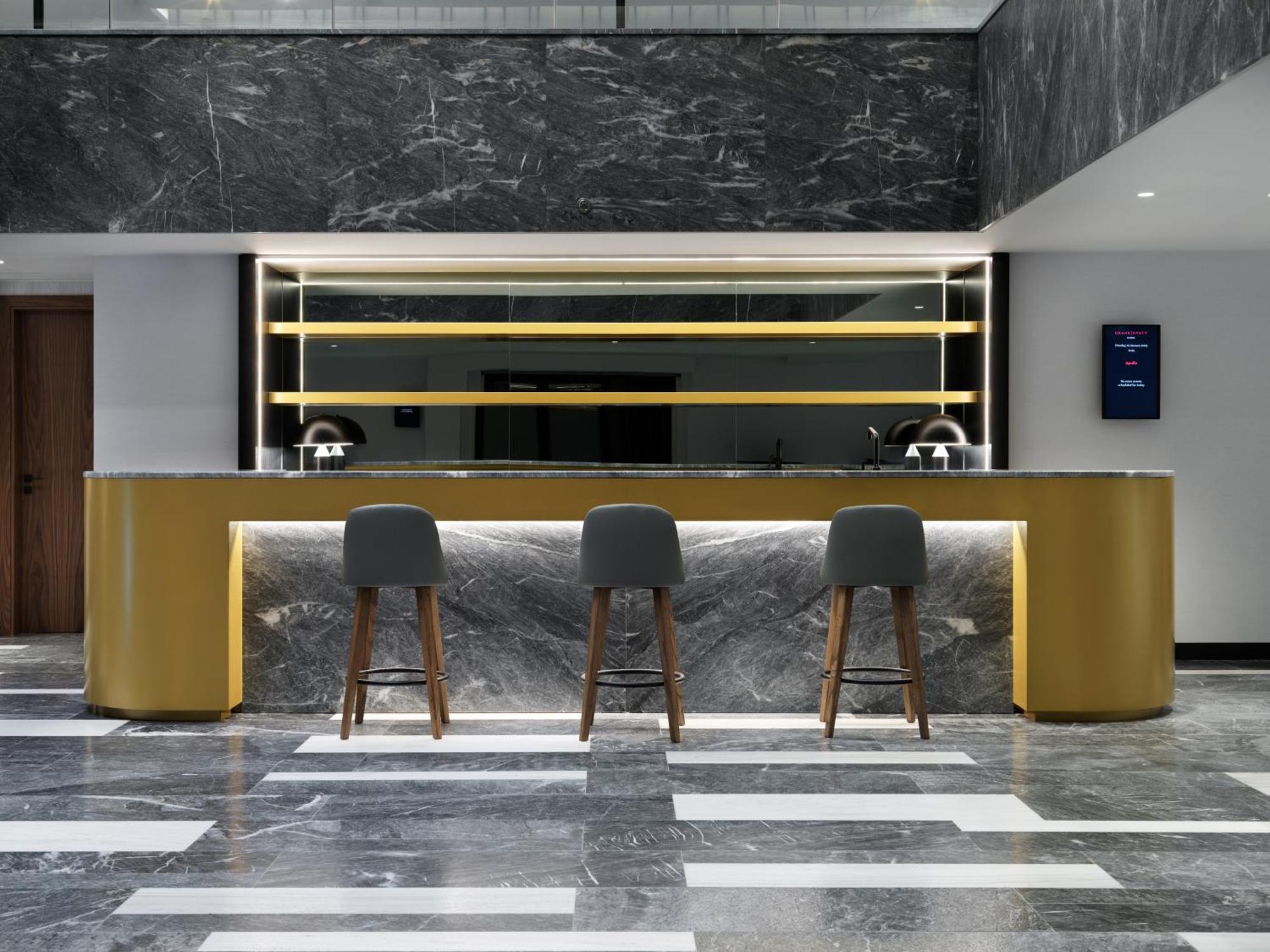 Hotel Grand Hyatt Atene Esterno foto The bar at the lounge