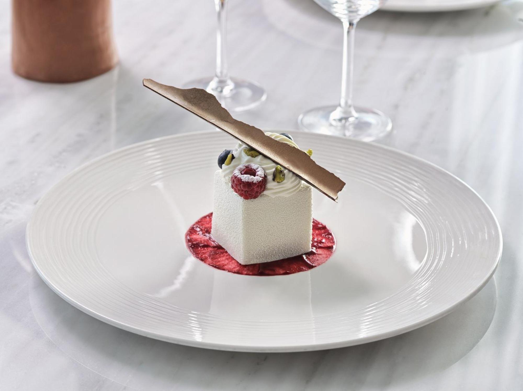 Hotel Grand Hyatt Atene Esterno foto A dessert plate
