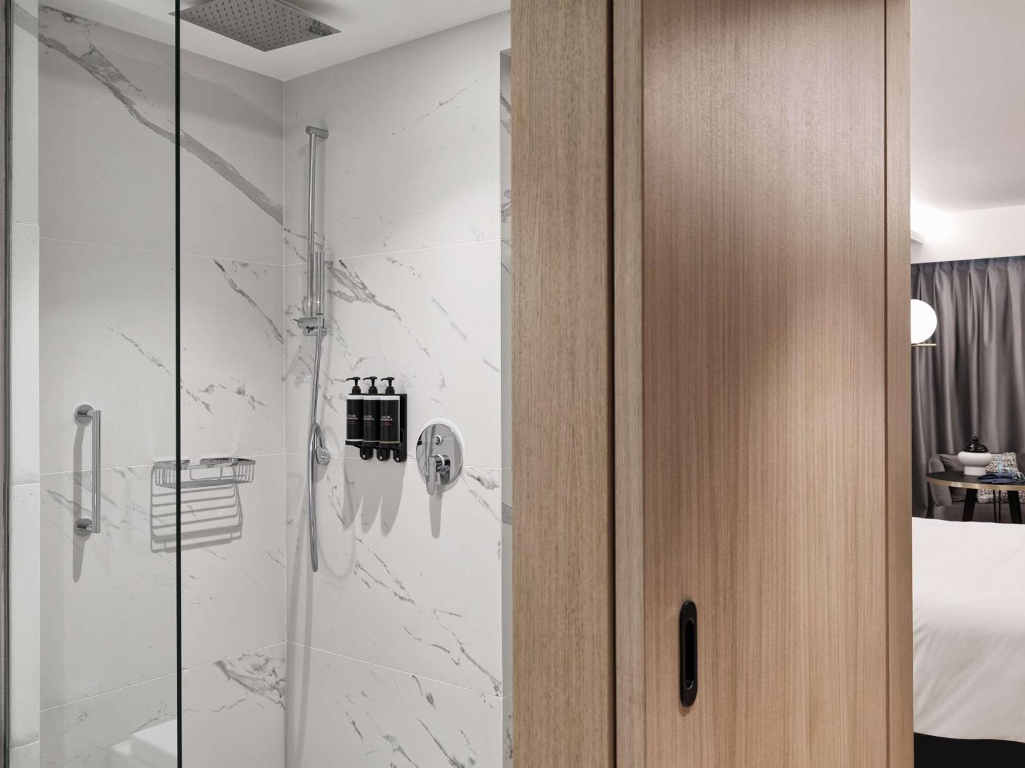 Hotel Grand Hyatt Atene Esterno foto A shower with a rain shower head