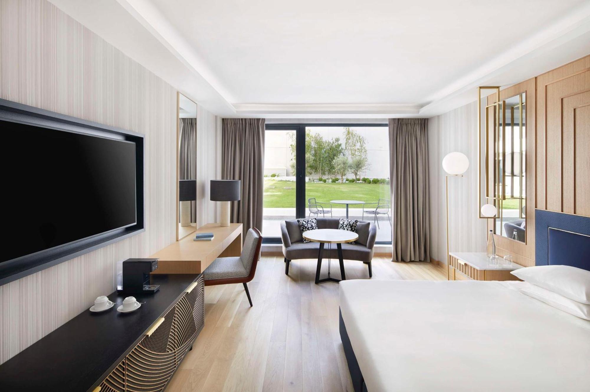 Hotel Grand Hyatt Atene Esterno foto A guest room at the hotel