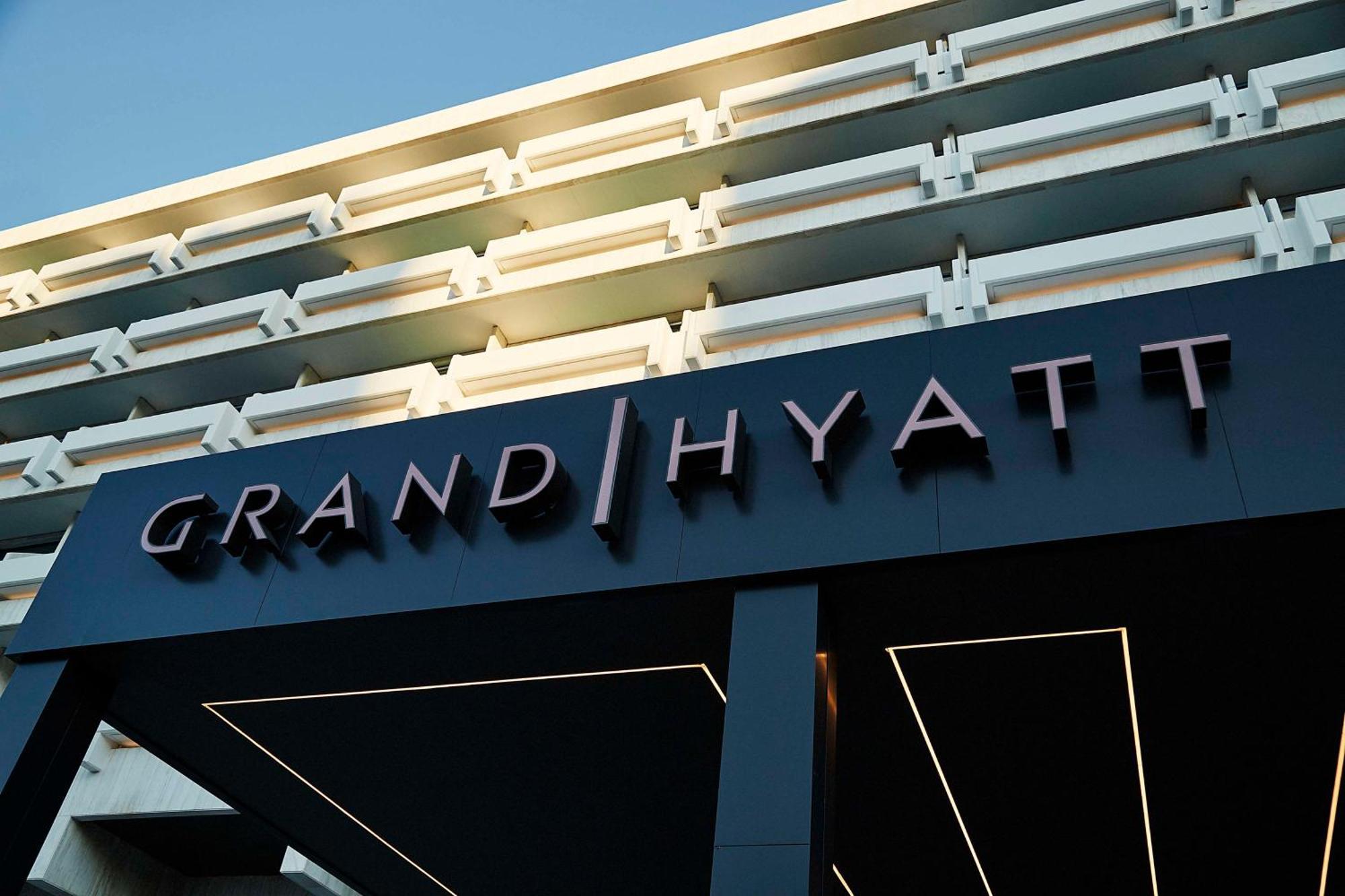 Hotel Grand Hyatt Atene Esterno foto Grand Hyatt logo